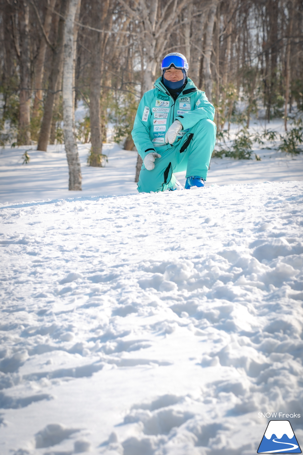 井山敬介さんと秋元日菜子さんのコンビは今年も健在！さらに、サプライズゲストも登場？！憧れのスキーヤーと一緒に雪と戯れ、『いちえ』の美味しいランチをいただく…。夢のようなイベント。めもるホールディングス presents プロスキーヤー・井山敬介さんと行く｜ダイナスティスキーリゾート